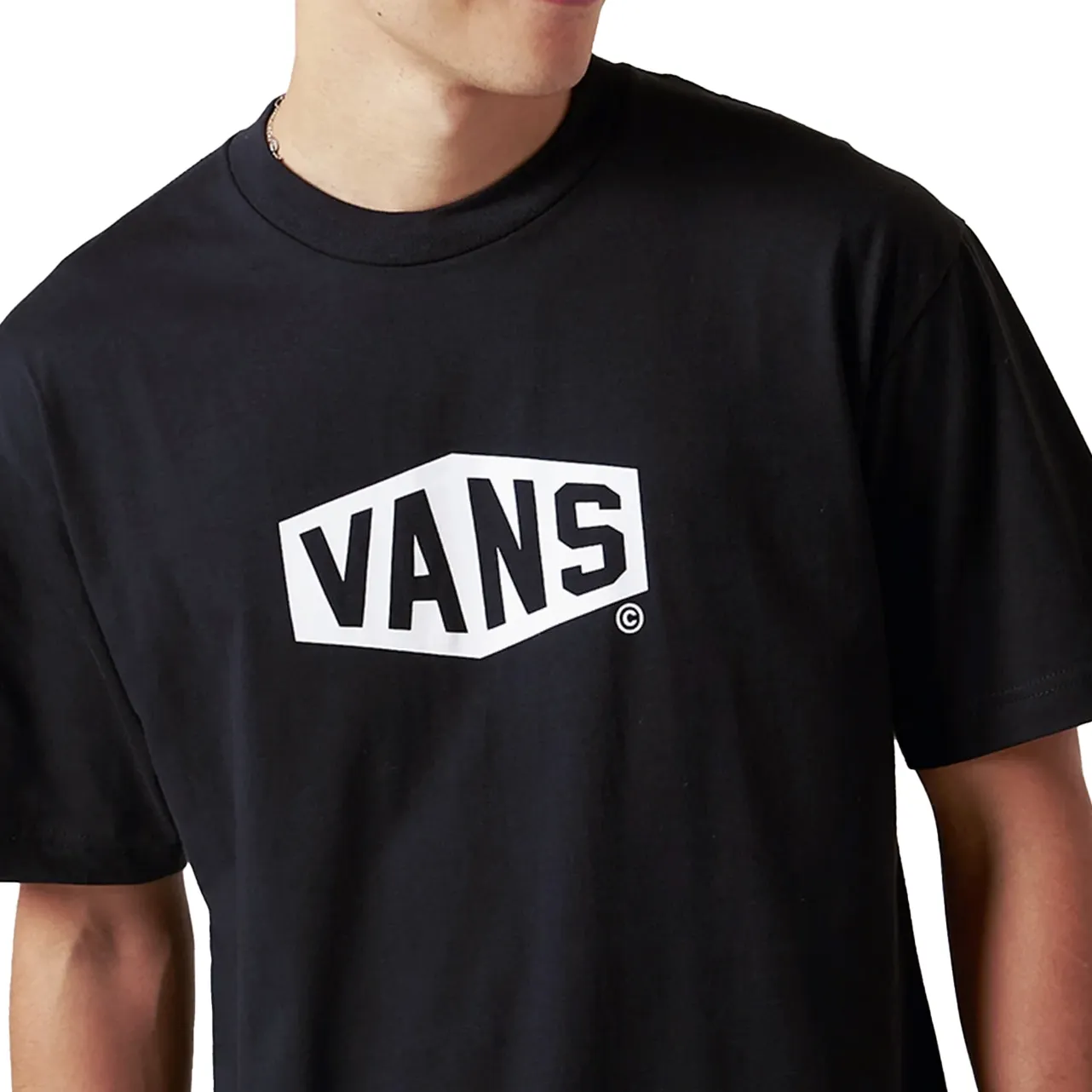 Vista lateral da camiseta masculina Vans preta com logo branco